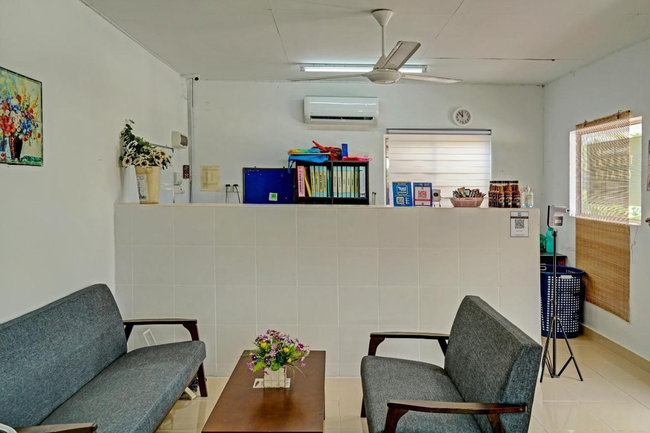 Capital O 90423 Teratai Chalet Hotel Kampong Raja Exterior photo