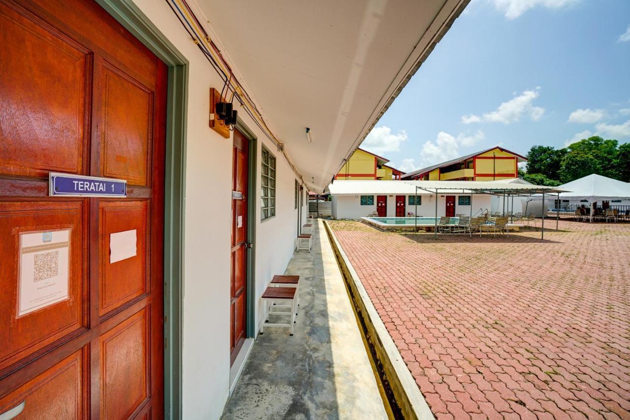 Capital O 90423 Teratai Chalet Hotel Kampong Raja Exterior photo