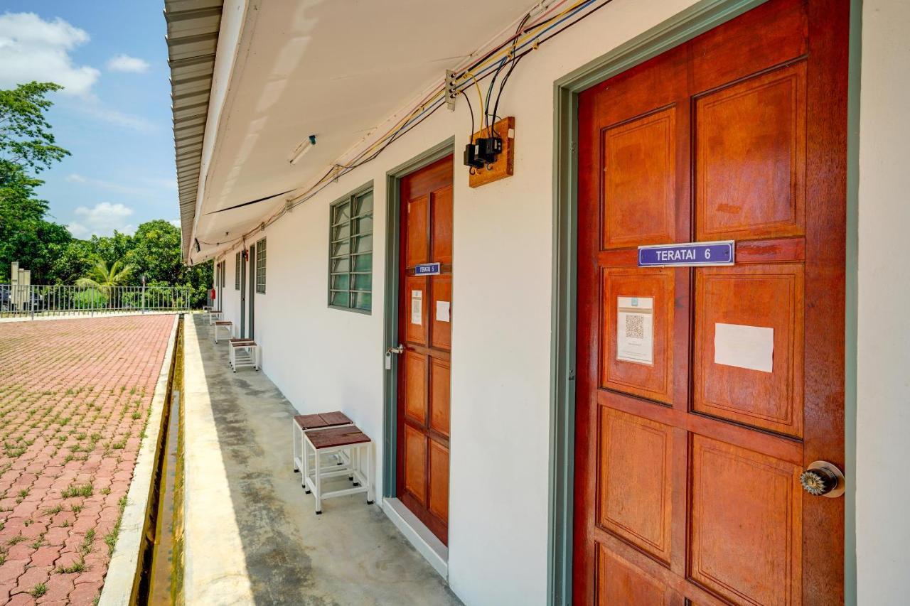Capital O 90423 Teratai Chalet Hotel Kampong Raja Exterior photo